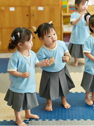 Đồng Phục Mầm Non Màu Đỏ Đô Phối Xanh Đen