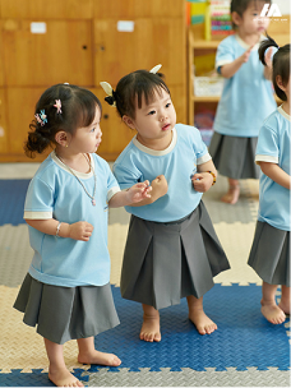 Đồng Phục Mầm Non Màu Đỏ Đô Phối Xanh Đen